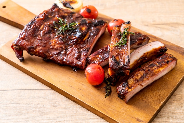 costillas de cerdo asadas a la parrilla