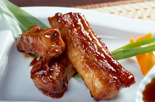 Costillas de cerdo asadas en un plato de cocina china.