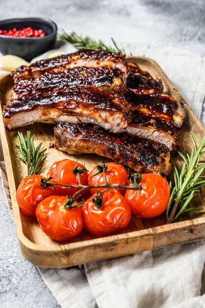 Costillas de cerdo asadas en rodajas de barbacoa. Carne a la parrilla. Fondo gris Vista superior