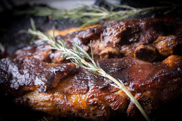 Costillas de cerdo asadas con salsa barbacoa al romero en molde de cristal