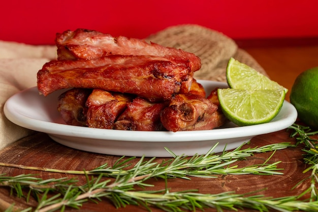 Costillas de cerdo asadas servidas con rodajas de limón