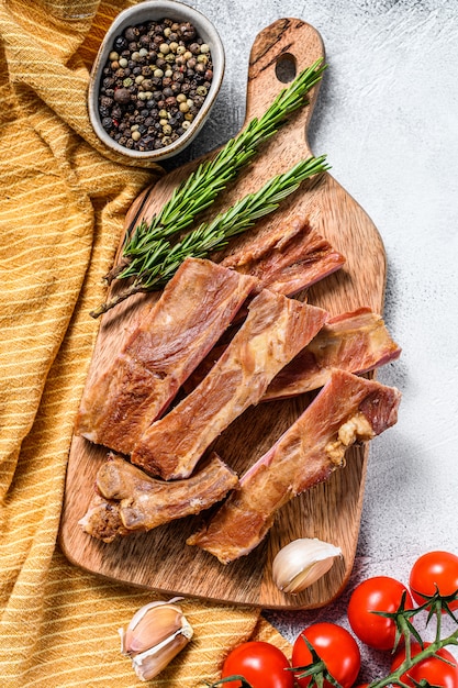 Costillas de cerdo a la barbacoa ahumadas caseras. Fondo blanco. .