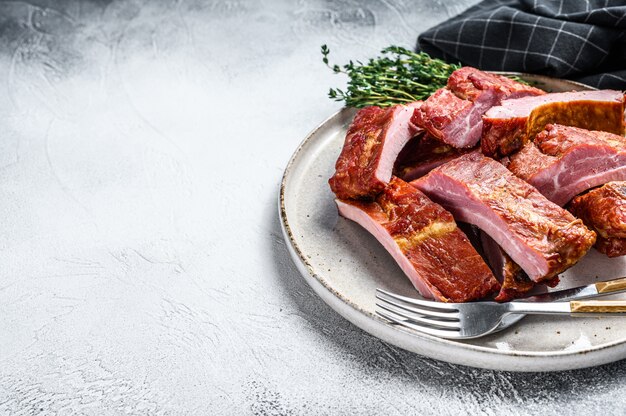 Costillas de cerdo a la barbacoa en rodajas en salsa