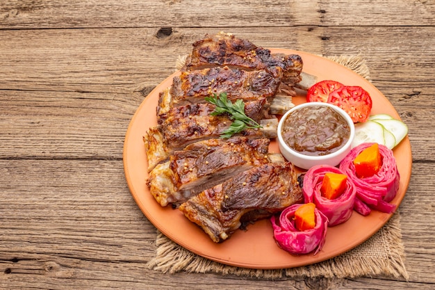 Costillas de cerdo a la barbacoa con verduras fermentadas, al horno y frescas