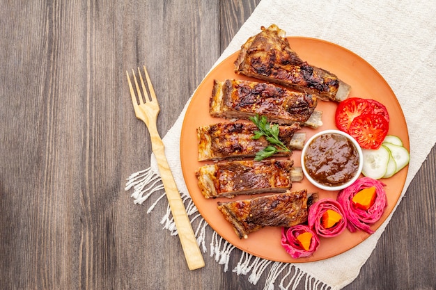 Costillas de cerdo a la barbacoa con verduras fermentadas, al horno y frescas