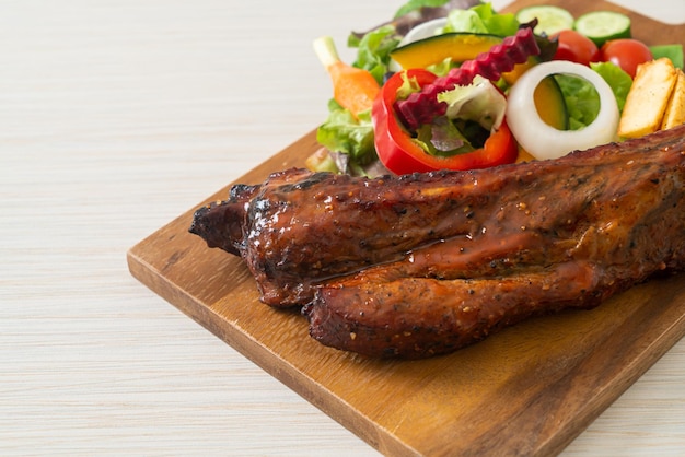 Costillas de cerdo a la barbacoa con verduras