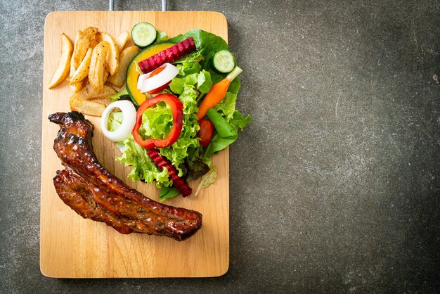 Costillas de cerdo a la barbacoa con verduras