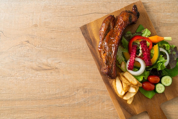 Costillas de cerdo a la barbacoa con verduras