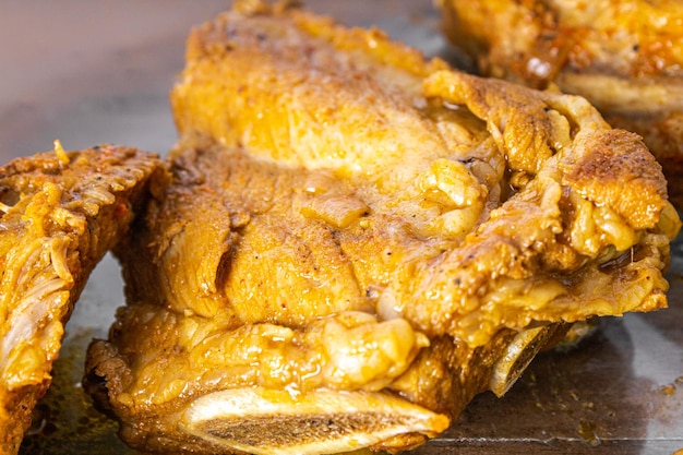 Foto costillas de cerdo cocinadas en una olla a presión sobre una mesa de madera