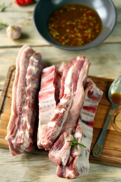 Costillas de cerdo crudas y adobo en un bol