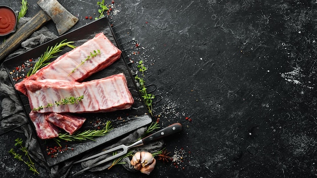 Costillas de cerdo crudas de carne con romero Vista superior Estilo rústico