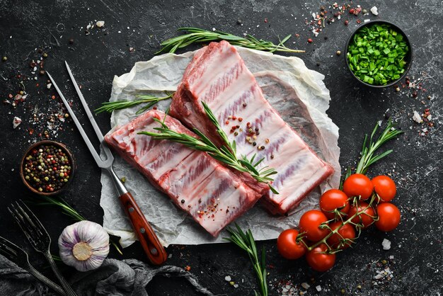 Costillas de cerdo crudas con especias Carne Vista superior Espacio libre para su texto