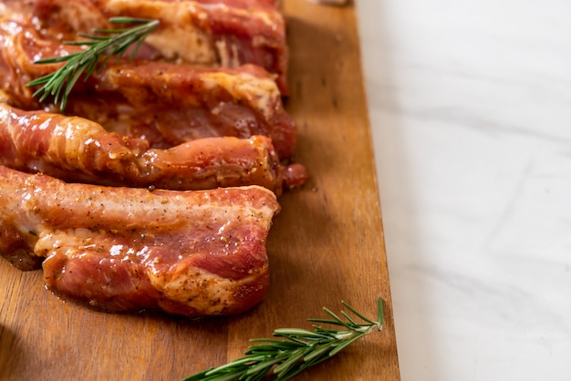 Costillas de cerdo crudas frescas listas para asar con ingredientes