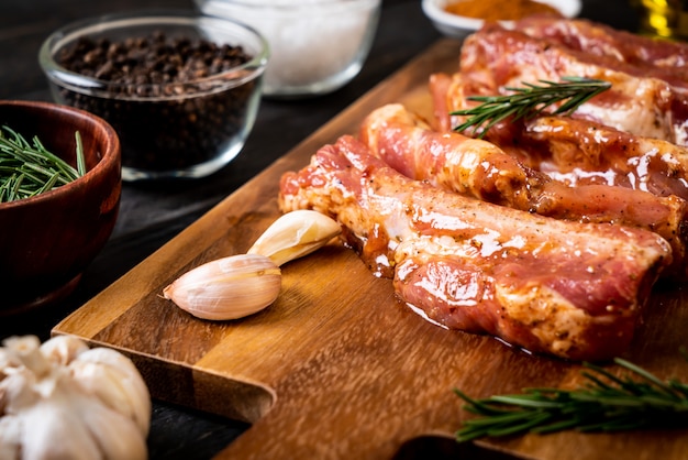 Costillas de cerdo crudas frescas listas para asar con ingredientes