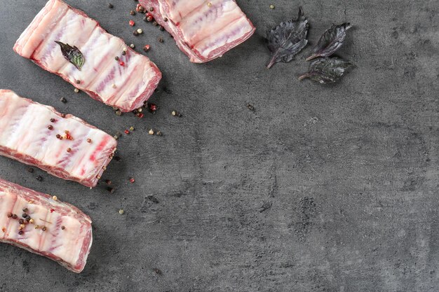 Costillas de cerdo crudas frescas en la mesa de la cocina