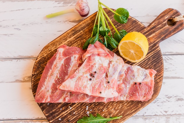 Costillas de cerdo crudas con hierbas y especias listas para cocinar.