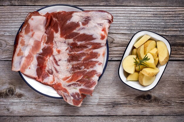 Costillas de cerdo crudas con hierbas y especias listos para cocinar