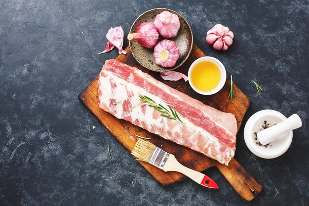 Costillas de cerdo crudas con romero y ajo