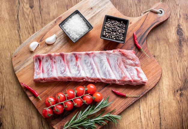 costillas de cerdo crudas sobre fondo de madera