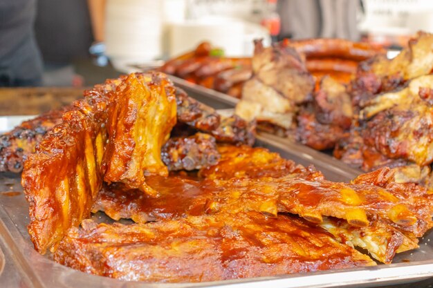 Costillas de cerdo fritas barbacoa tradicional húngara en el mercado de comida de la calle