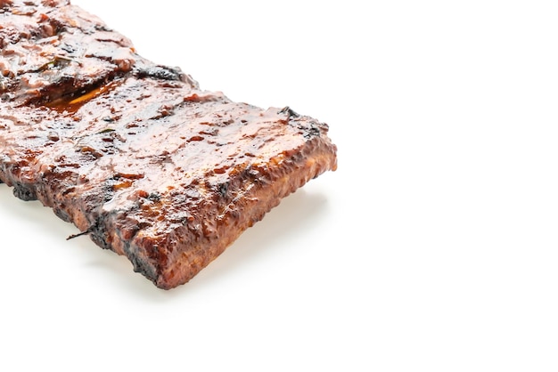 Foto costillas de cerdo a la parrilla y barbacoa aislado sobre fondo blanco.