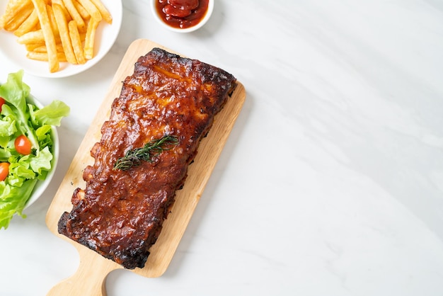 costillas de cerdo a la parrilla y barbacoa con salsa BBQ