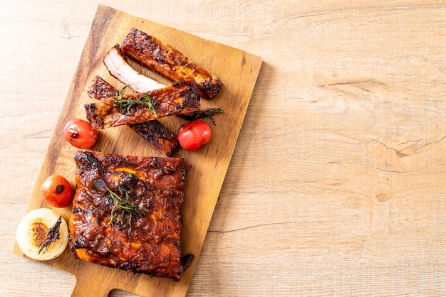 costillas de cerdo a la parrilla y barbacoa