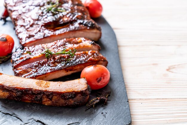 costillas de cerdo a la parrilla y barbacoa