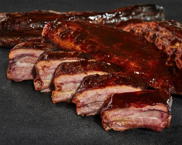 Costillas de cerdo a la parrilla en rodajas con salsa barbacoa