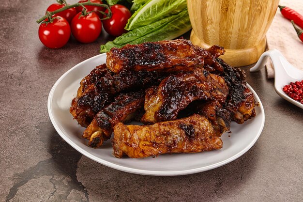 Costillas de cerdo a la parrilla con salsa de barbacoa y especias