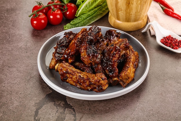 Costillas de cerdo a la parrilla con salsa de barbacoa y especias