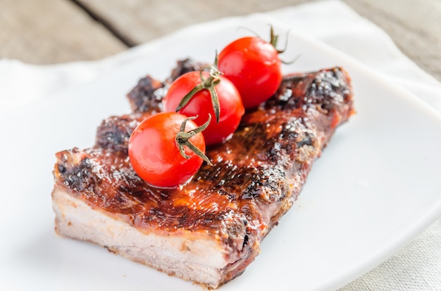 Costillas de cerdo a la parrilla en salsa barbacoa