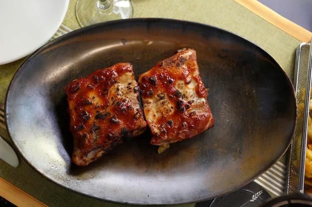 Costillas de cerdo a la parrilla en salsa barbacoa