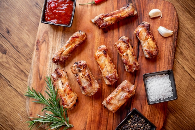 costillas de cerdo a la parrilla sobre fondo de madera