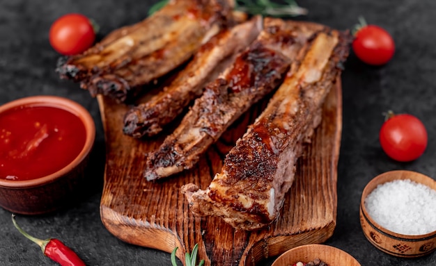 Costillas de cerdo a la parrilla sobre un fondo de piedra