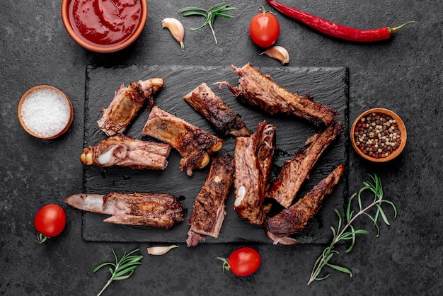 Costillas de cerdo a la parrilla sobre un fondo de piedra