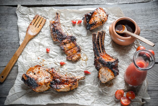 Costillas de cerdo a la parrilla sobre la mesa de madera