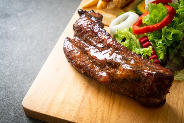 costillas de cerdo a la parrilla con verduras