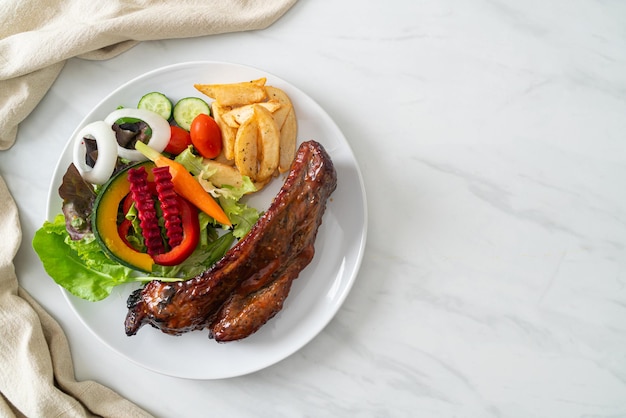 costillas de cerdo a la parrilla con verduras