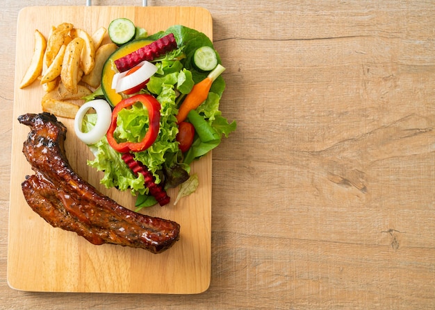 costillas de cerdo a la parrilla con verduras