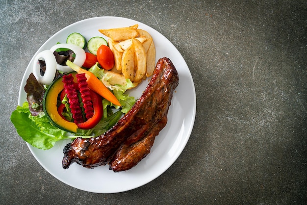 costillas de cerdo a la parrilla con verduras