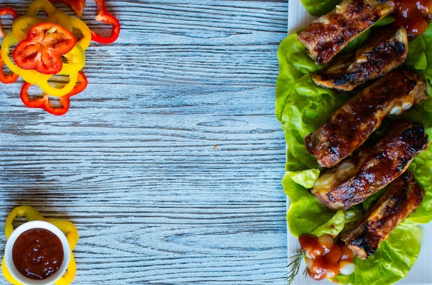 Costillas de cerdo a la parrilla con verduras