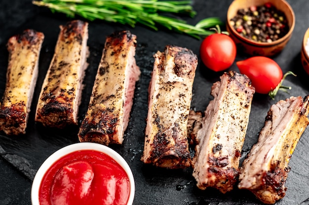 Costillas de cerdo picadas a la parrilla sobre un fondo de piedra