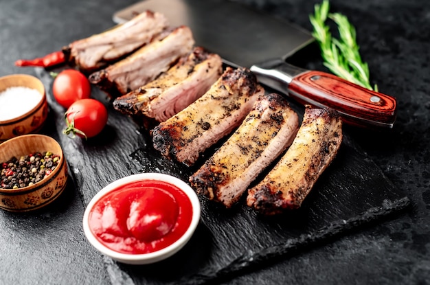 Costillas de cerdo picadas a la parrilla sobre un fondo de piedra