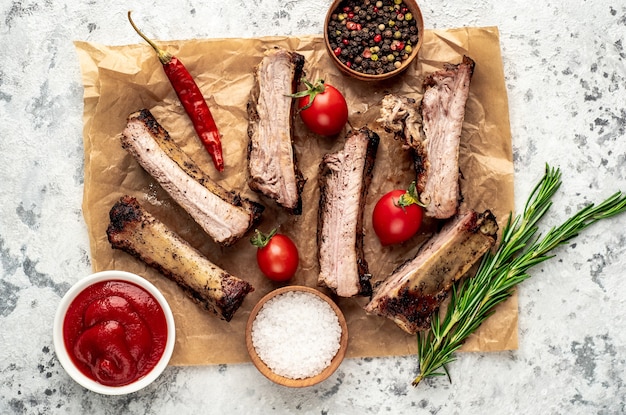 Costillas de cerdo picadas a la parrilla sobre un fondo de piedra