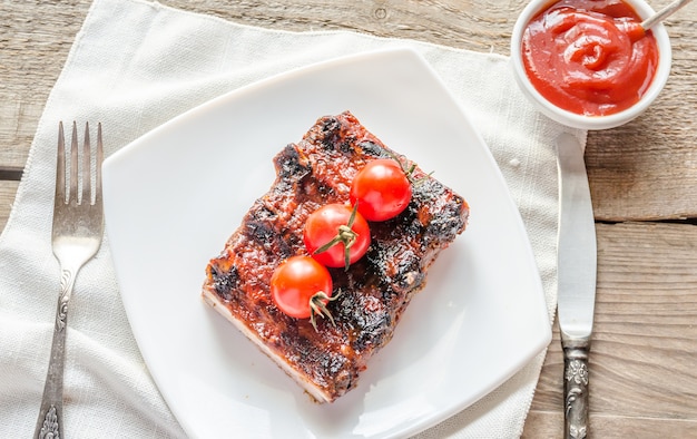 Costillas de cerdo a la plancha en salsa barbacoa