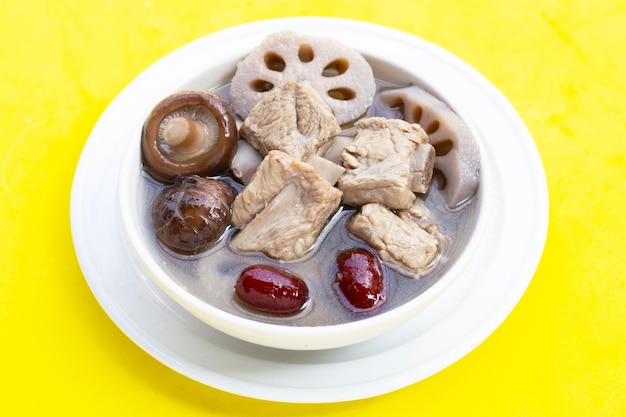 Costillas De Cerdo Y Sopa De Raíz De Loto