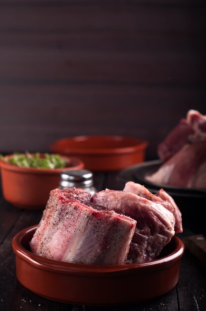 Foto costillas de cerdo en tabla de cortar