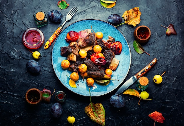 Costillas con ciruelas y peras, comida de otoño