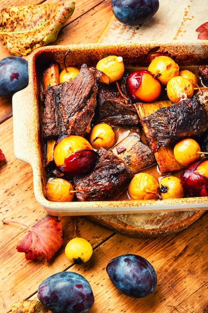 Costillas de cordero al horno con salsa de frutas